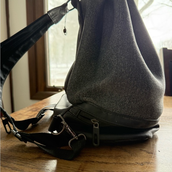 Lululemon Drawstring Bag - Picture 4 of 14